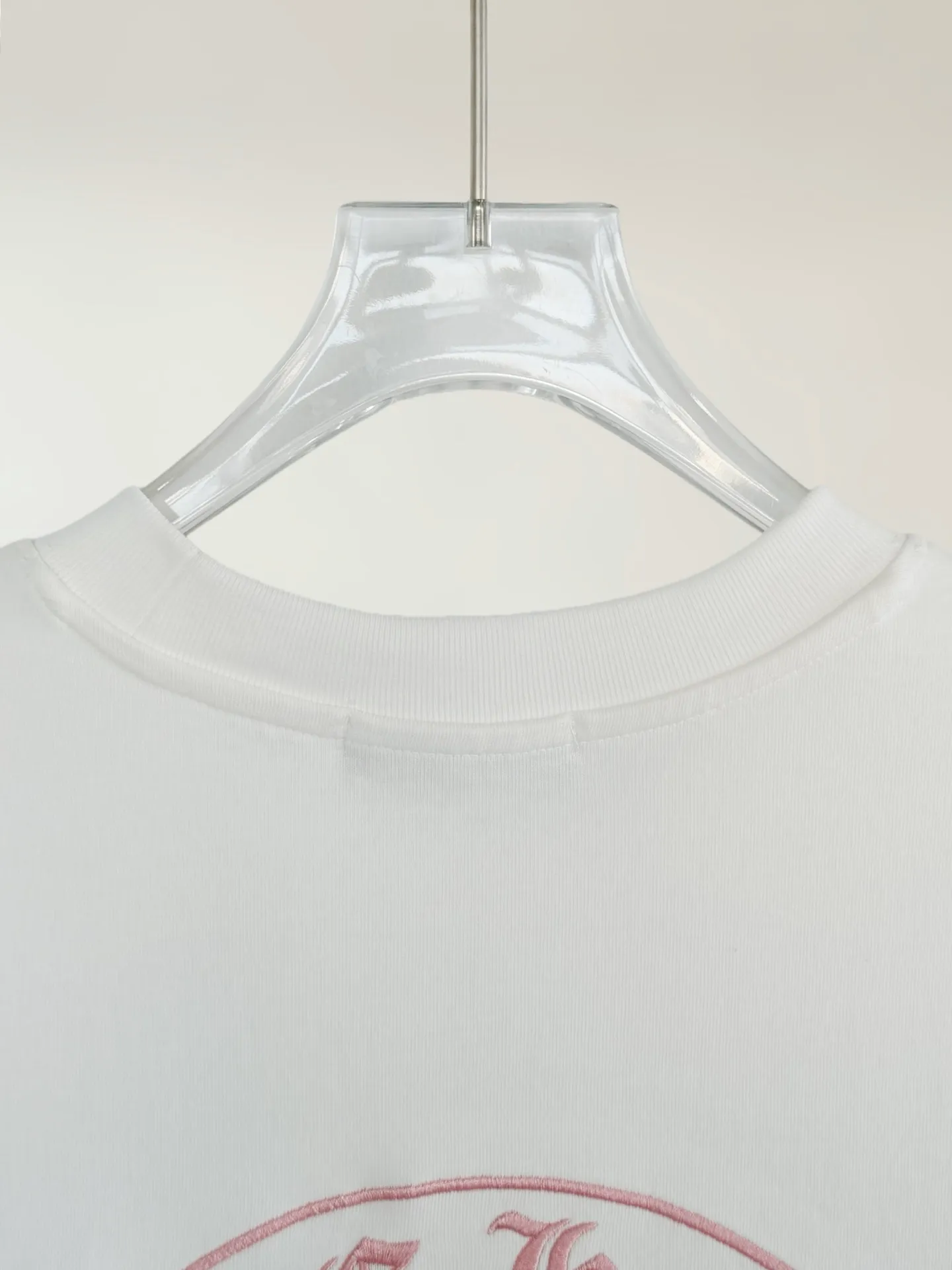 P170 [High Quality] Chrome hearts T-shirt short sleeve. The new model is embroidered with leather horseshoe logo on the front and back, and the back panel is designed with leather ten-rivet embroidery. High-end custom-made 32-count 285-gram fabric. Soft to the touch. Comfortable to wear. Exquisite stitching. Fine workmanship. The upper body effect is incomparably handsome! Same style for men and women Color: Black White Size: S to xL Size chart S: Shoulder width 51 - Bust 55 - Clothing length 70 M: Shoulder width 53 - Bust 57 - Clothing length 72 L: Shoulder width 55 - Bust 59 - Clothing length 74 XL: Shoulder width 57 - Bust 61 - Clothing length 76
